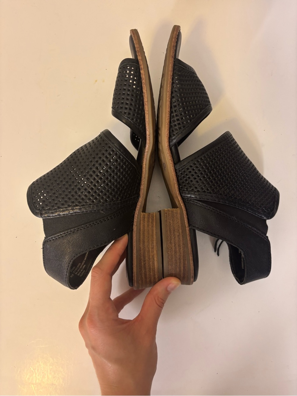 Sofft Black Perforated Leather Low Heel Sandals Women’s 8 - Picture 5 of 7